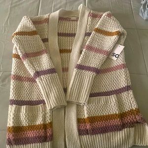 Cardigan that looks amazing for a cute night out or even just a formal evening.